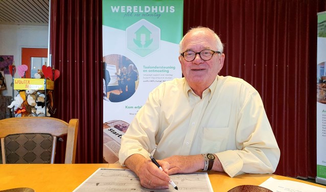 Joop is helemaal op zijn plek in het Wereldhuis.