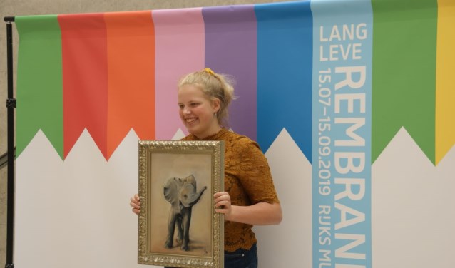 Benjamins toont trots haar werk, Olifant. Deze zomer te zien in het Rijksmuseum.