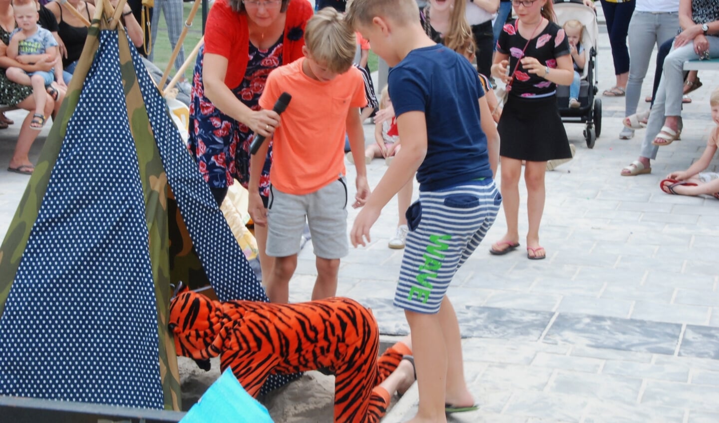 De tijger sluipt de tent in op de camping.