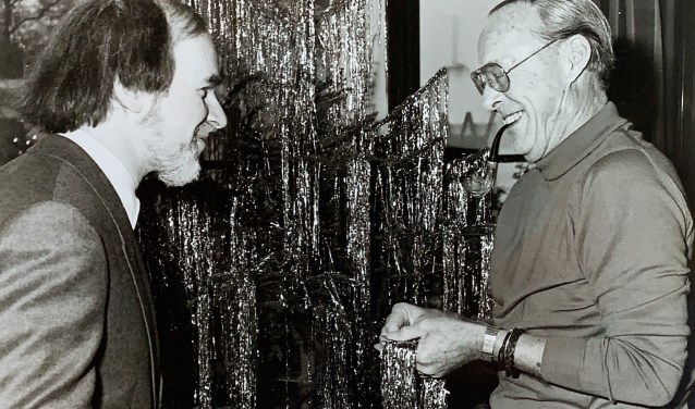 Fred Lammers en prins Bernhard bij de kerstboom op Soestdijk.