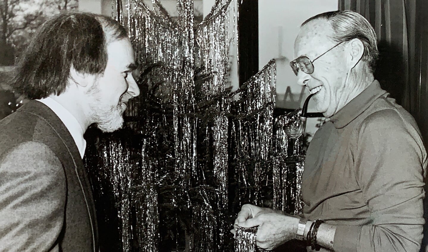 Fred Lammers en prins Bernhard bij de kerstboom op Soestdijk.