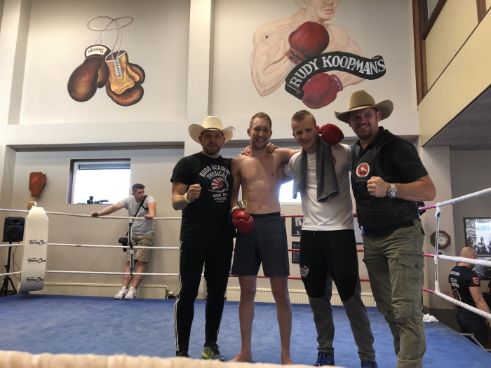 Davey met zijn coaches na de verpletterende overwinning