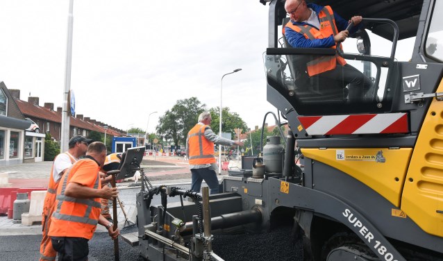 Wethouder spek asfalteert rotonde