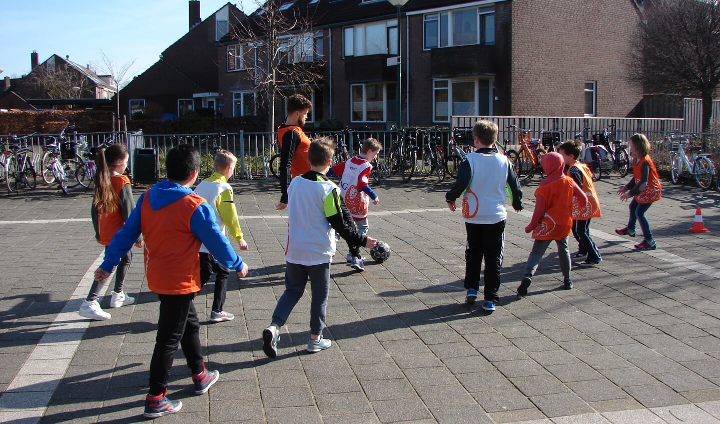 Mateusz Klich (FC Utrecht) in actie met scholieren van de Wegwijzer                     