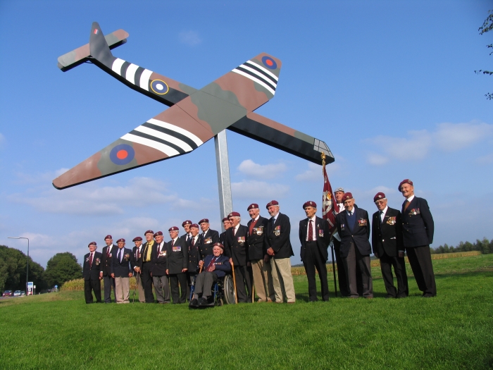 Glidermonument: de Horsa Glider, zweefvliegtuig van Britse paratroopers in september '44.