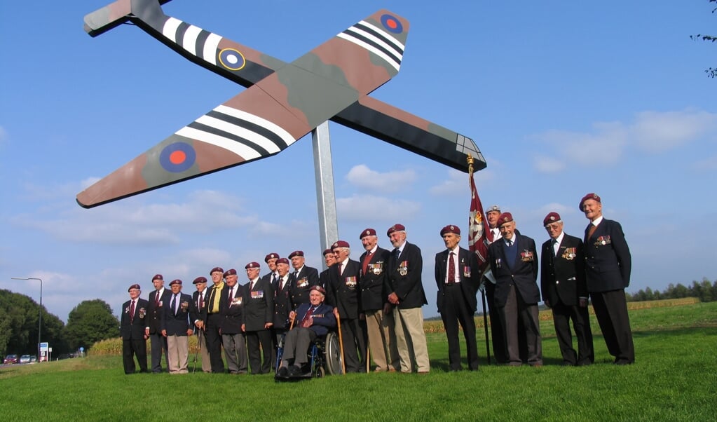 Glidermonument: de Horsa Glider, zweefvliegtuig van Britse paratroopers in september '44. 