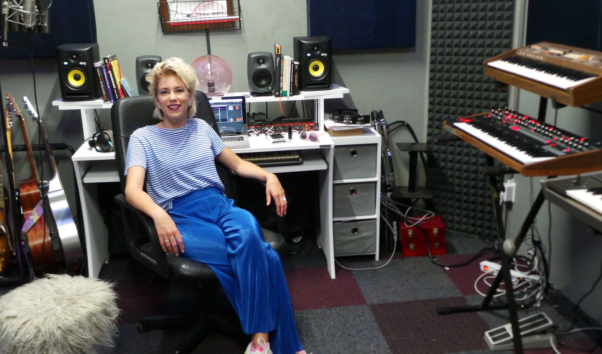 Zangeres Pyn schrijft liedjes in haar muziek studio