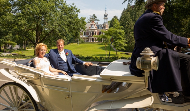 <p>Een bruidspaar rijdt langs trouwlocatie Berg en Dal naar Lage Vuursche om te trouwen. </p>