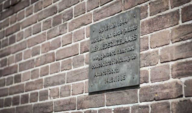 De plaquette ter herdenking van de merwedegijzelaars.