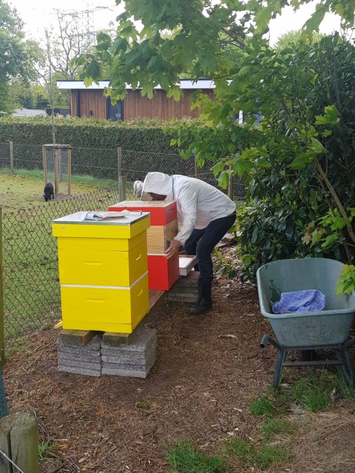 Een imker aan het werk in Soest.