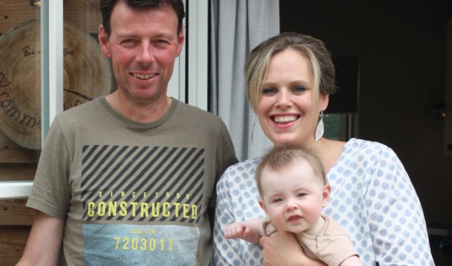Hans van Rooijen en Hanneke van Sommeren met hun dochtertje Juliet.