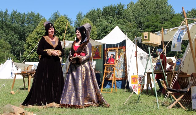 Vrouwe Marianne en Vrouwe Yolande in ernstig gesprek welke Ridder ze zullen uitverkiezen.