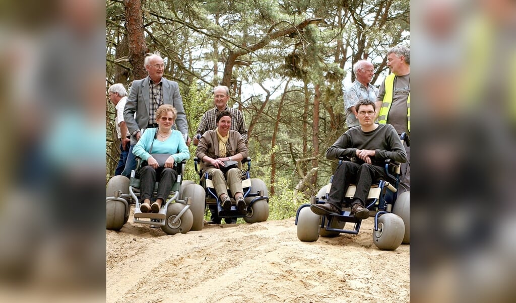 Met een speciale rolstoel vormen oneffenheden, zand en hellingen geen belemmering om van de natuur te genieten.