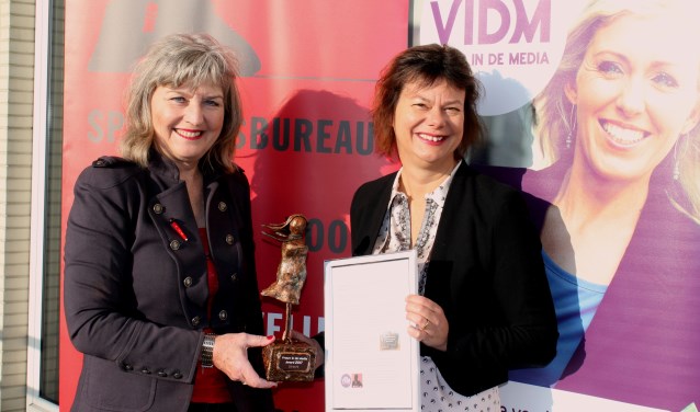 Wethouder Erica Spil (rechts) wint Vrouw in de Media Award (archief, febr 2018)