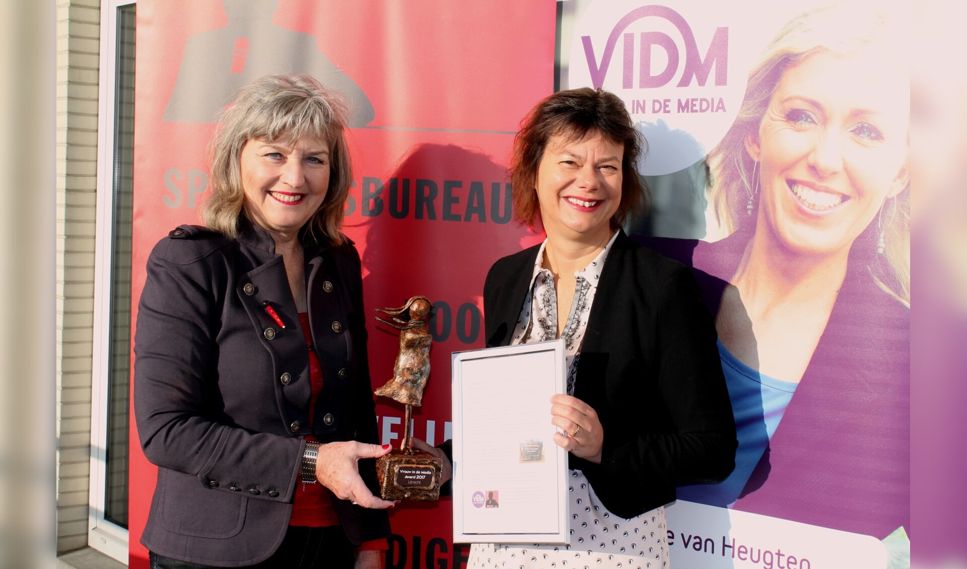 Wethouder Erica Spil (rechts) wint Vrouw in de Media Award (archief, febr 2018)