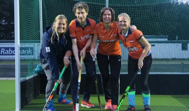 Eveline van der Pas, Ton van Hekezen, Judith Roovers, Nienke Lokhorst in de voorbereiding voor het EK.