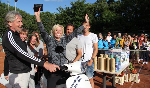 Bianca Verzaal kan het amper geloven dat zij de scooter gewonnen heeft.
