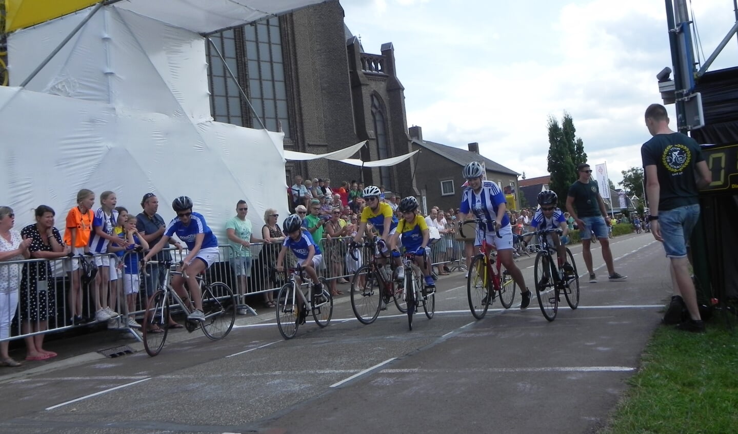 Koen Geraerts, Rexx van Baaren en Robine Bikker zijn van start gegaan voor de allereerste rit.