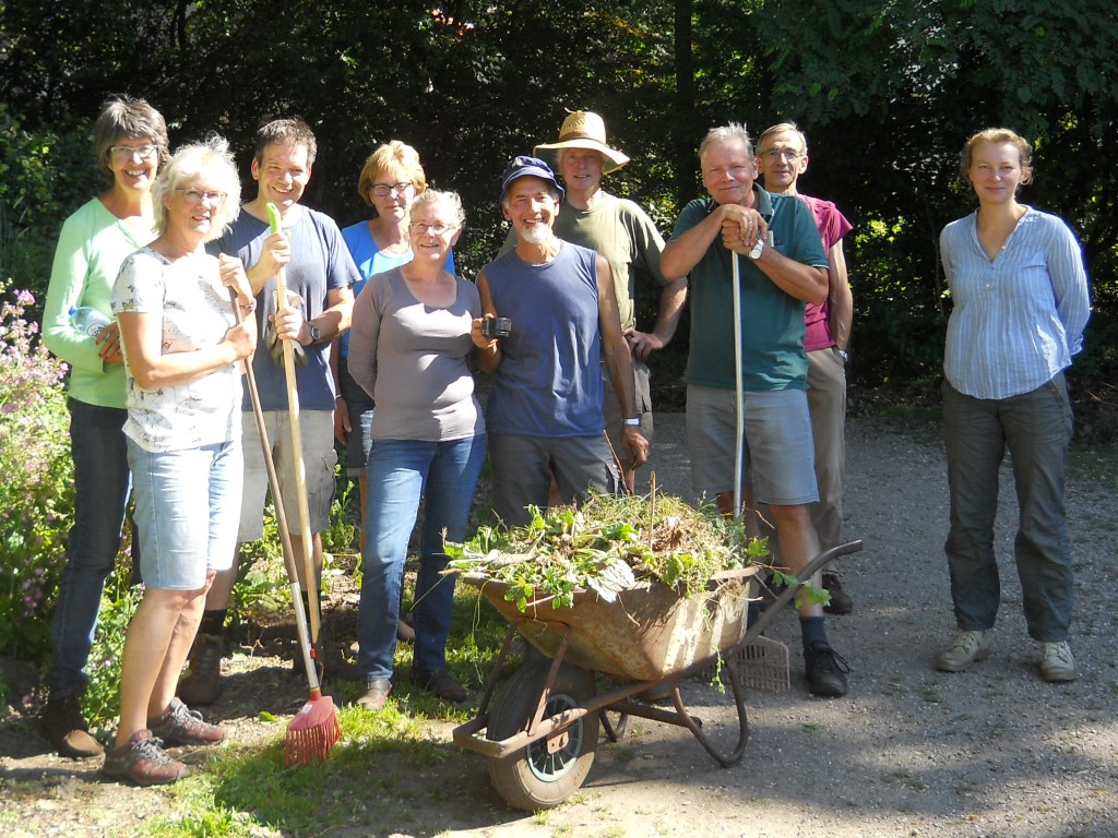 Secretaris Van der Vooren (tweede van links:) en voorzitter Moors (midden).