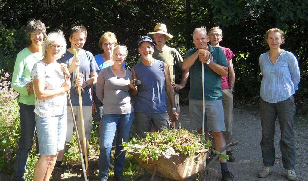 Secretaris Van der Vooren (tweede van links:) en voorzitter Moors (midden).