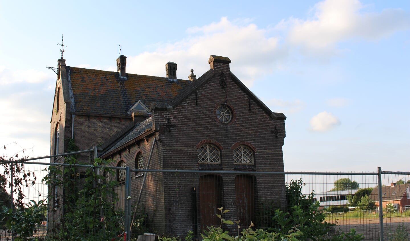 De stationsgebouwen maken deel uit van de kavel die nu is aangeboden aan Welkoop.