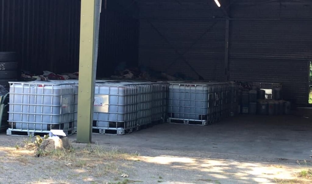 De politie trof donderdag 45.000 liter drugsafval aan in grote vaten, in het voormalige MOB-complex aan de Garderbroekerweg in Voorthuizen.