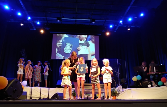 Knutselwerkjes laten zien op podium