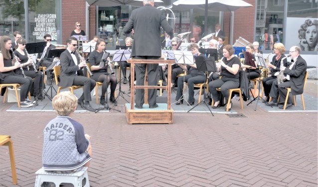 Een jonge fan heeft zichzelf een plekje op de eerste rang toebedeeld.