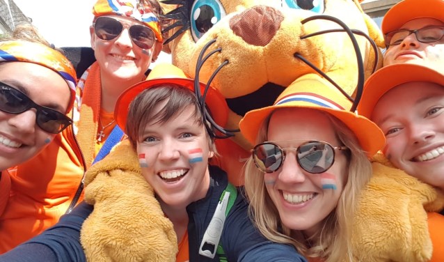 Alexandra Postma, Anna Kluen, Anouk Dik, Daniëlle van Manen, Melanie de Heus en Mirjam Roorda gingen naar Frankrijk.