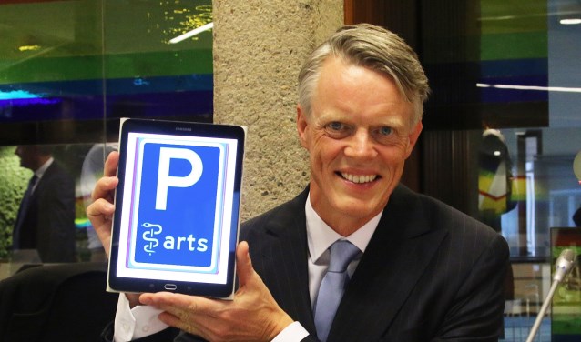 Pier Rienks toont het bord voor parkeren dichtbij huis voor huisartsen.