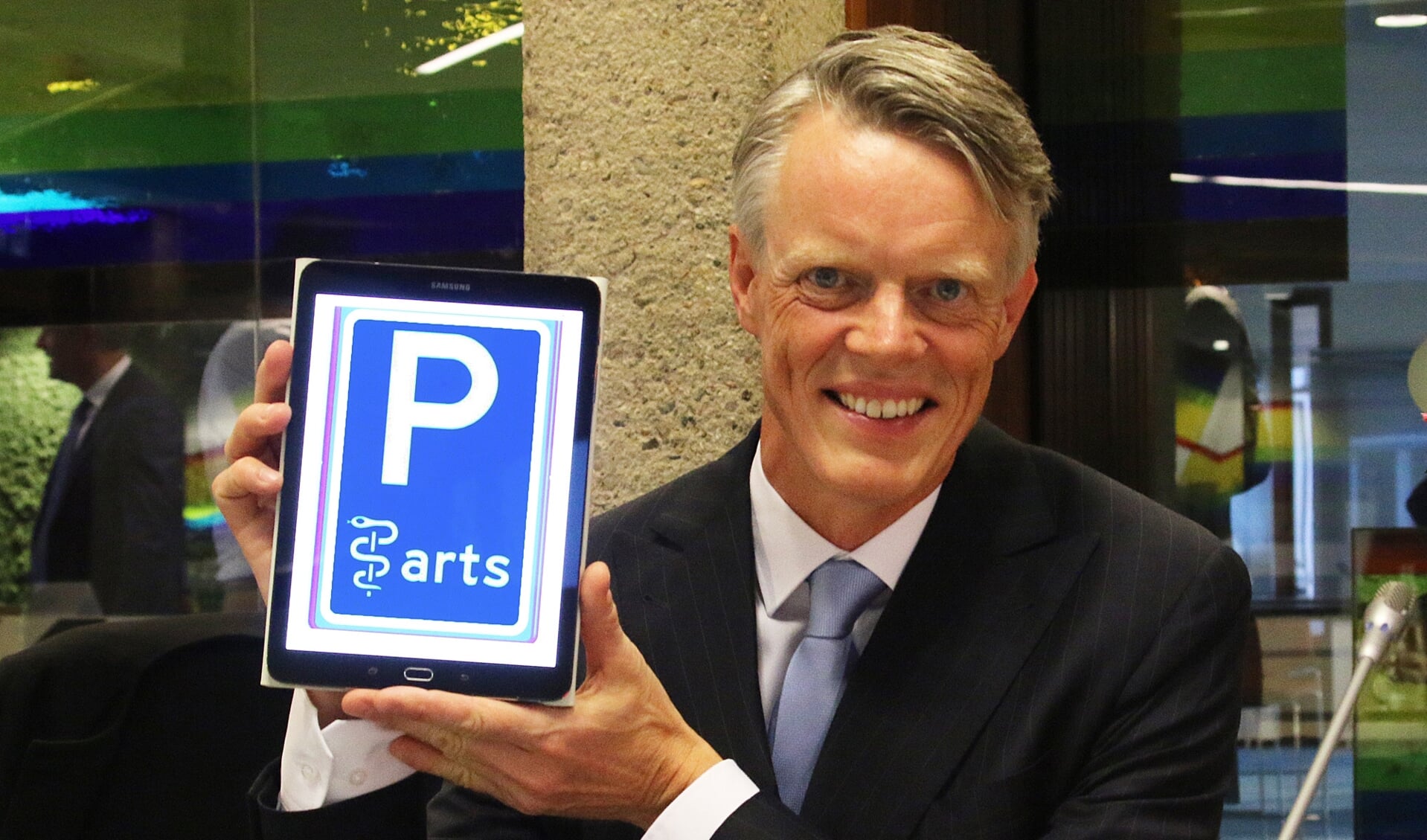 Pier Rienks toont het bord voor parkeren dichtbij huis voor huisartsen.