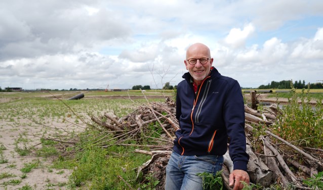 Jos Droogh op het toekomstige landgoed bij wilgenhaag - dat dient als insectenhotel.