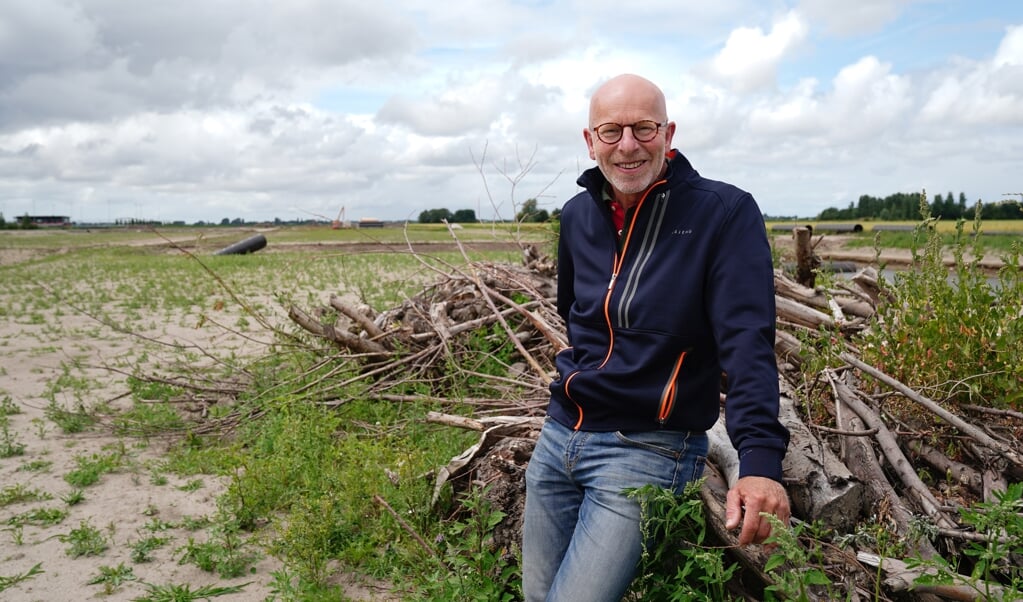 Jos Droogh op het toekomstige landgoed bij wilgenhaag - dat dient als insectenhotel. 