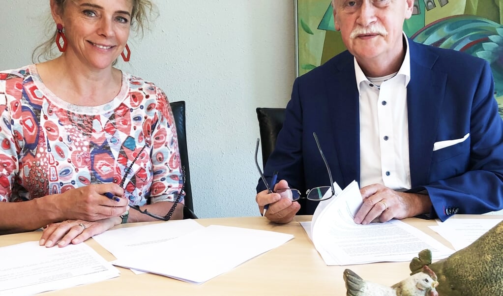Kunstenares Julia Borsboom en burgemeester Asje van Dijk sluiten een overeenkomst. Borsboom gaat monumenten maken voor te vroeg geboren kinderen.