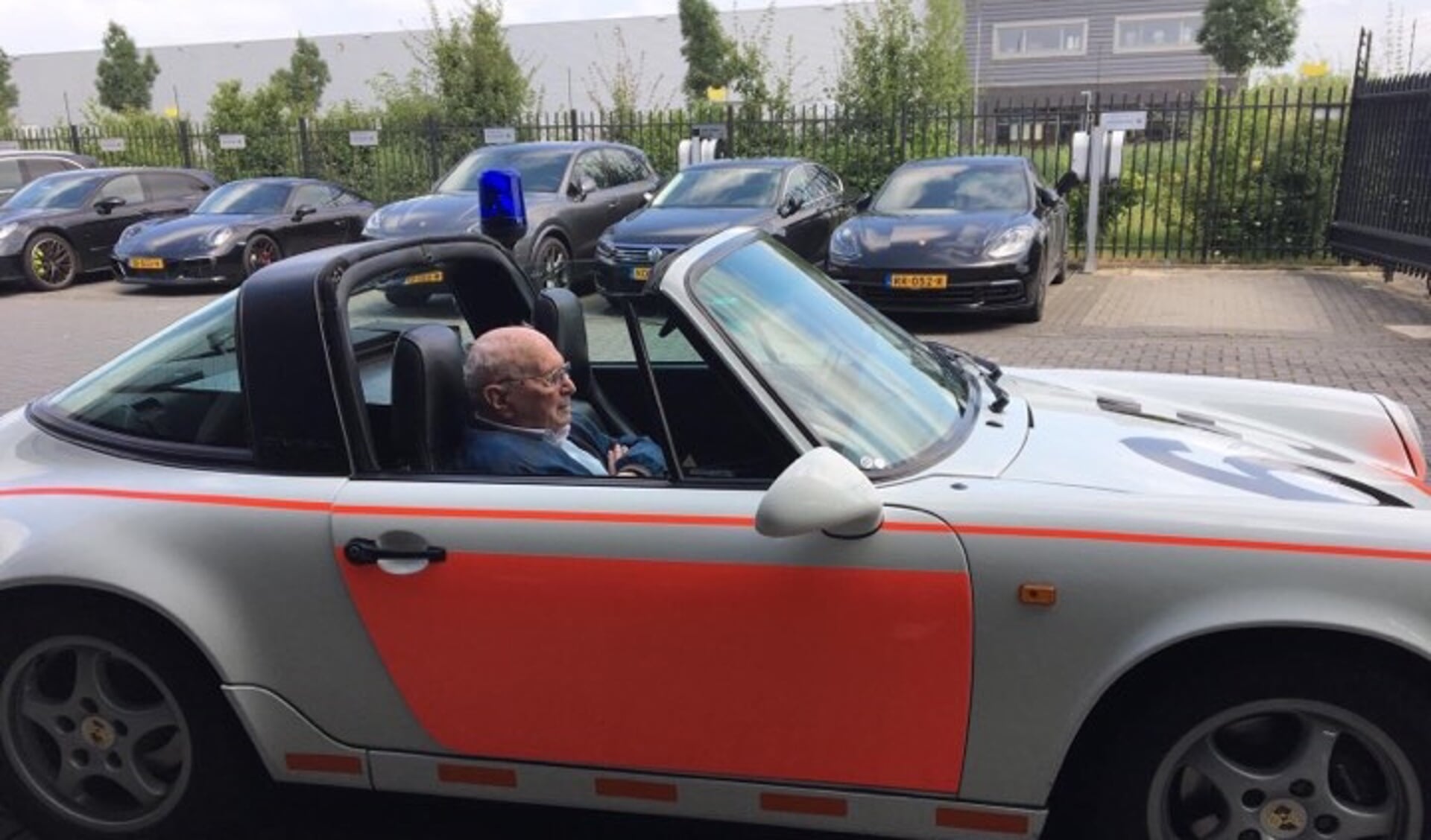 De heer Schouten in de eerste auto van de Nederlandse politie.