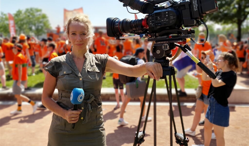 Janine Schuinder van SBS6 Shownieuws, zondag in de Oranje fanzone in Lyon. ,,Wat een belevenis, waanzinnig.