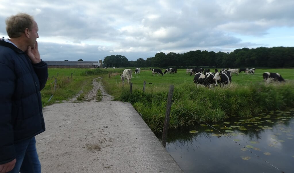 Melkveehouder Wim van der Tweel zorgt ervoor dat zijn koeien ook in de wei altijd water kunnen drinken.