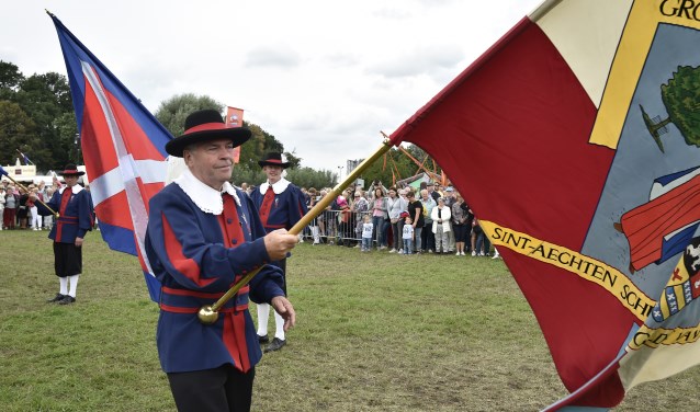 Harry Hilhorst is sinds 2002 vaandeldrager van het Groot Gaesbeeker Gilde. Daarvoor was hij vanaf 1974 ook al vendelier van het korps.