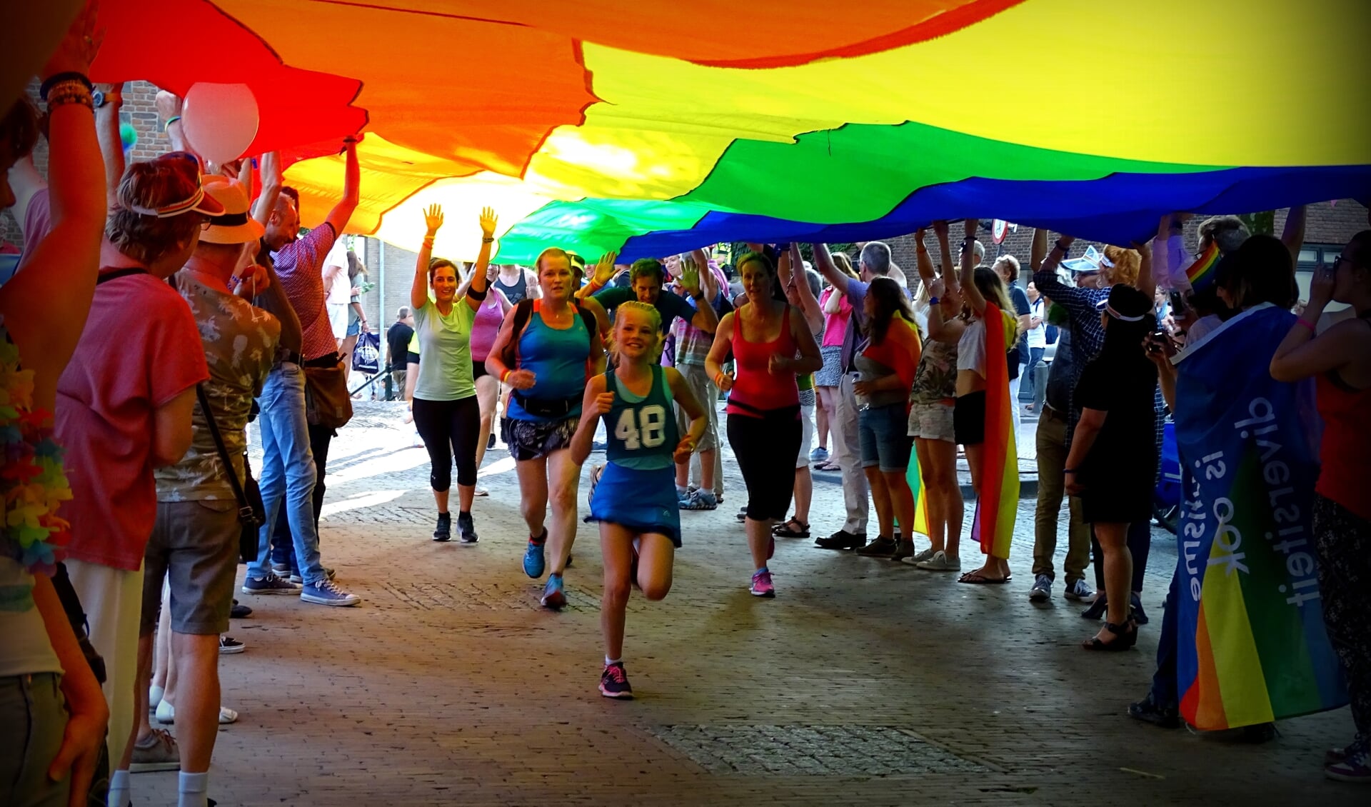 De Rainbowrun tijdens de Gaypride.