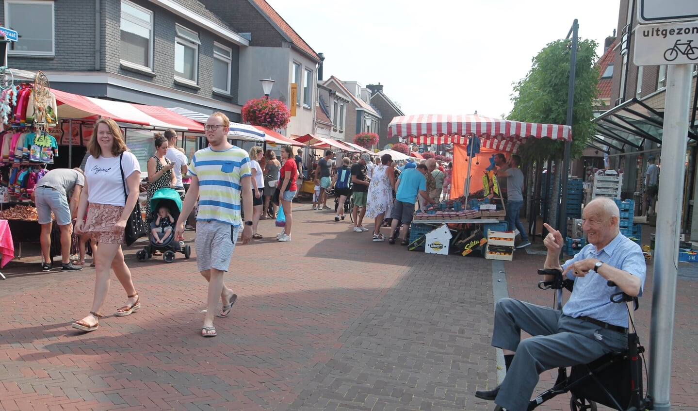 Dhr van der Wiel bekeek de markt vanuit een plekje in de schaduw