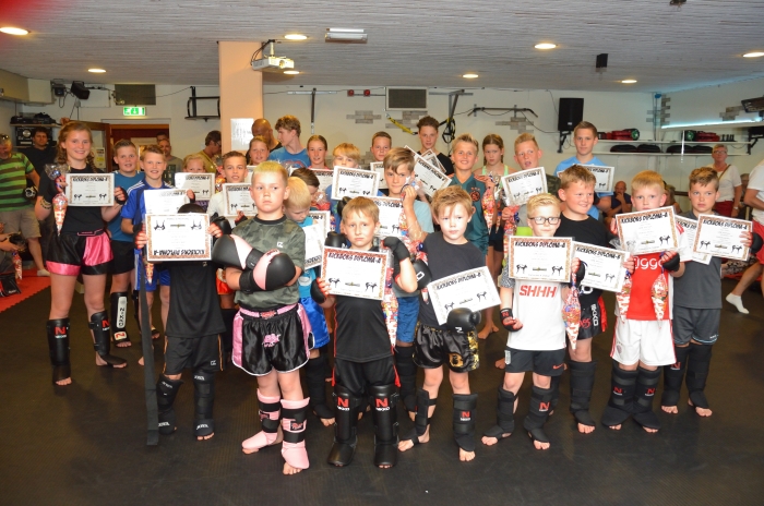 De jeugdleden van Fitness Centrum Hoevelaken zijn trots op hun gehaalde diploma