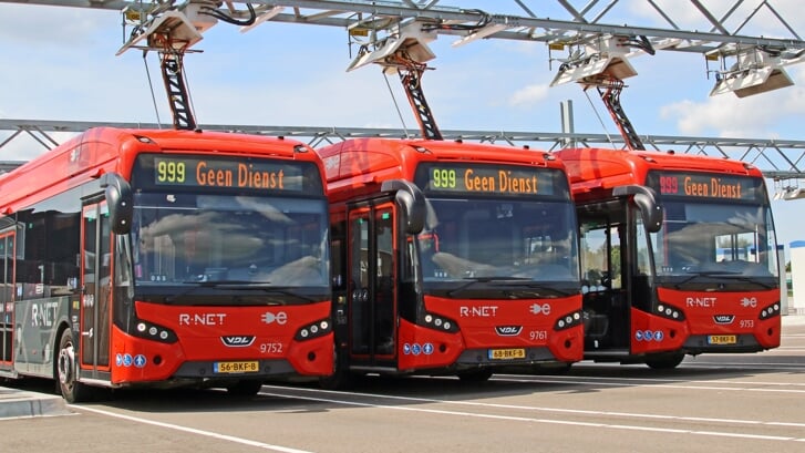 Elektrische bussen van Connexxion bij het oplaadstation in Amstelveen.