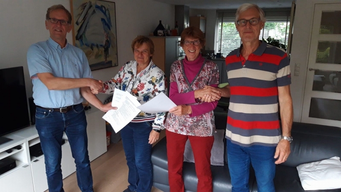 Bestuursleden van De Kloostergaarde en Opgewekt Houten na ondertekening van de intentieovereenkomst. V.l.n.r.: Wilko Kistemaker (voorzitter Opgewekt Houten), Marjan Grapperhaus (voorzitter De Kloostergaarde), Elly Hollander-Kool (bestuurslid De Kloos