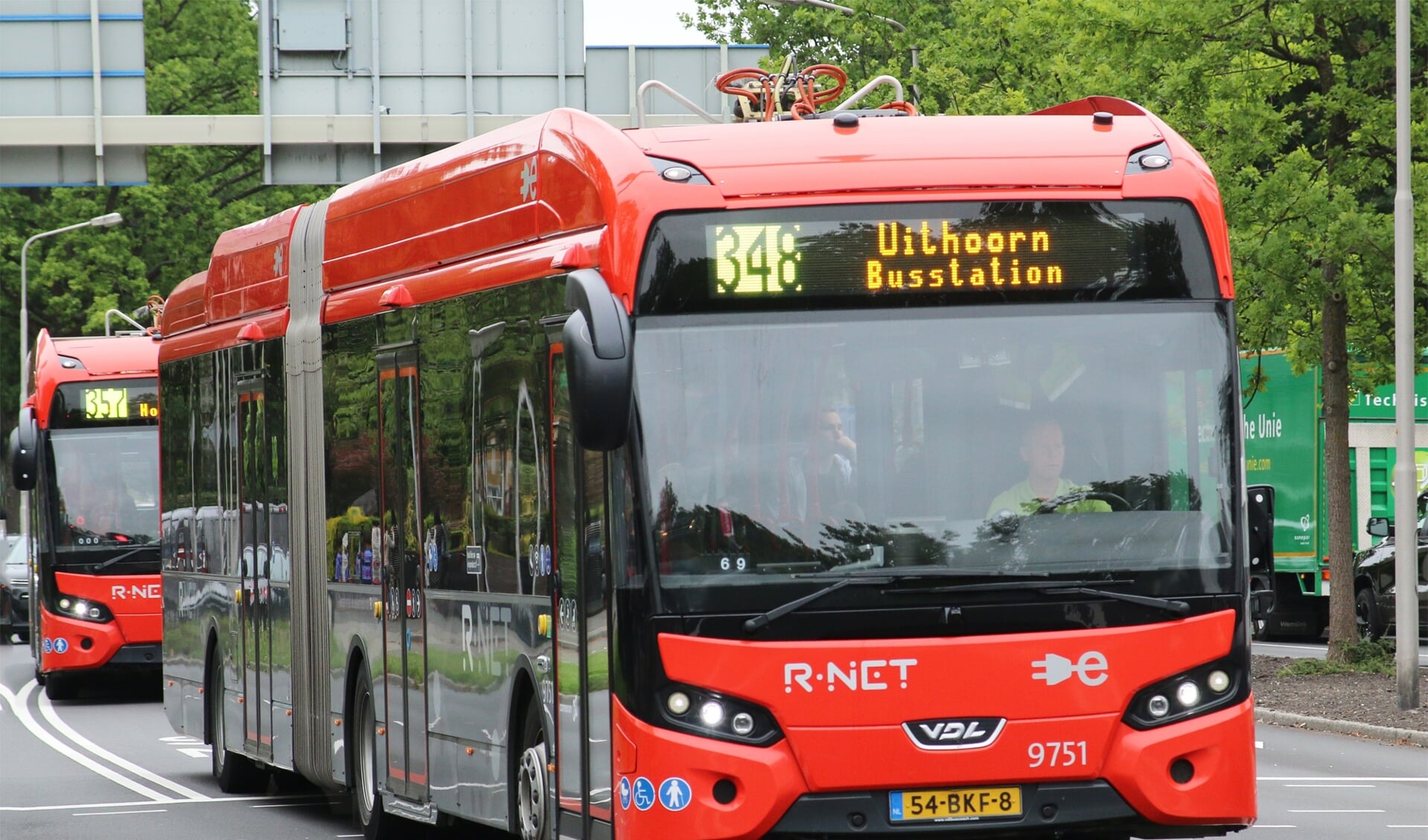 'Bumperklevende' bussen van de lijnen 348 en 357 op de Keizer Karelweg.