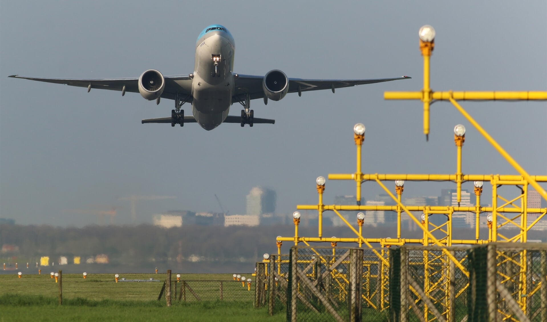 Een vliegtuig stijgt op vanaf Schiphol.