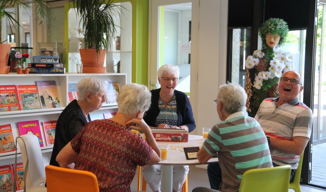Bij het Trefpunt zijn spelletjes, kranten en tijdschriften te vinden en er is tegen betaling altijd iets te eten of te drinken.