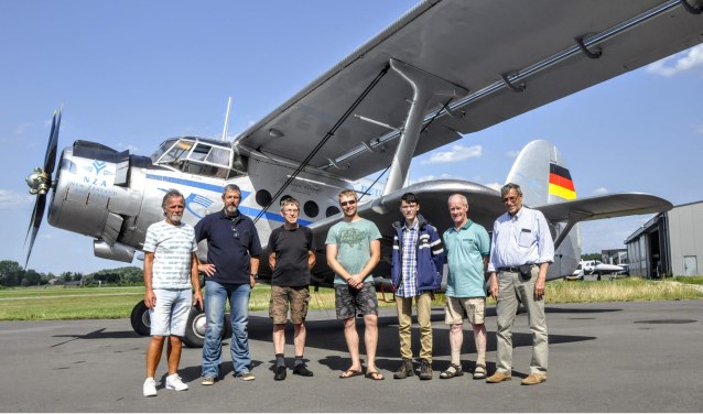 De groep abonnees van de Barneveldse Krant voor de start van de rondvlucht.