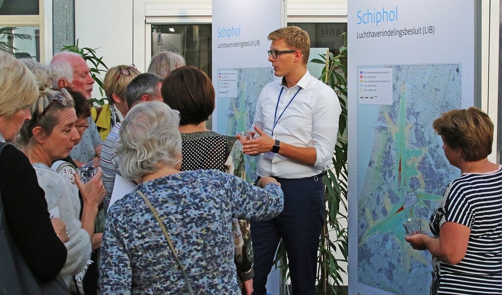 Bezoekers van de inloop krijgen uitleg over de Schipholplannen.