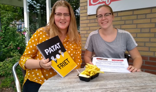 Sarah Honig en Nienke Streefkerk wonnen een eerste prijs met hun profielwerkstuk dat de heikele kwestie patat of friet behandeld.
