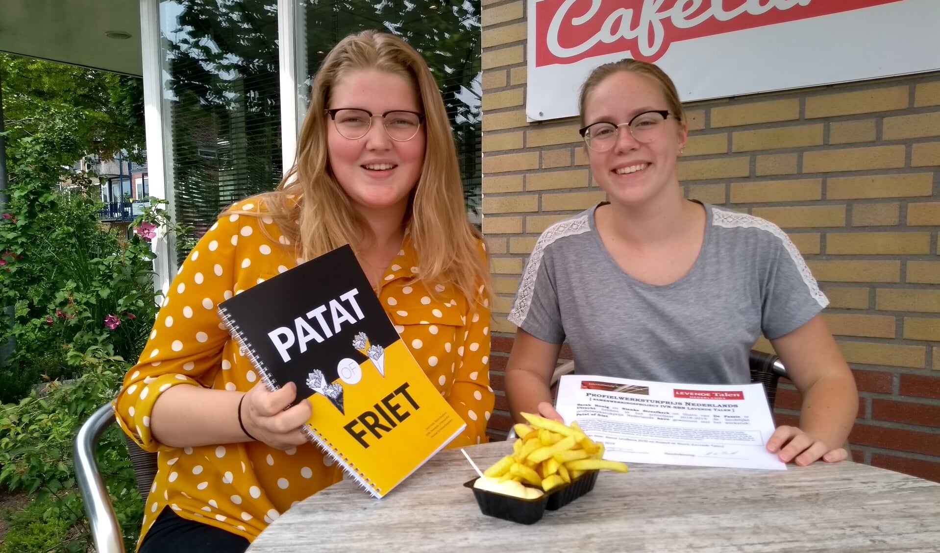 Sarah Honig en Nienke Streefkerk wonnen een eerste prijs met hun profielwerkstuk dat de heikele kwestie patat of friet behandeld. 